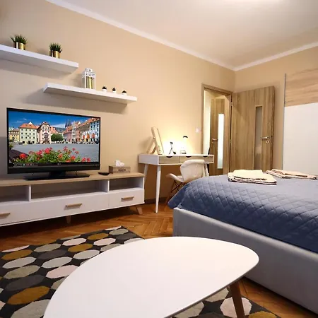 Old Town Apartment *
